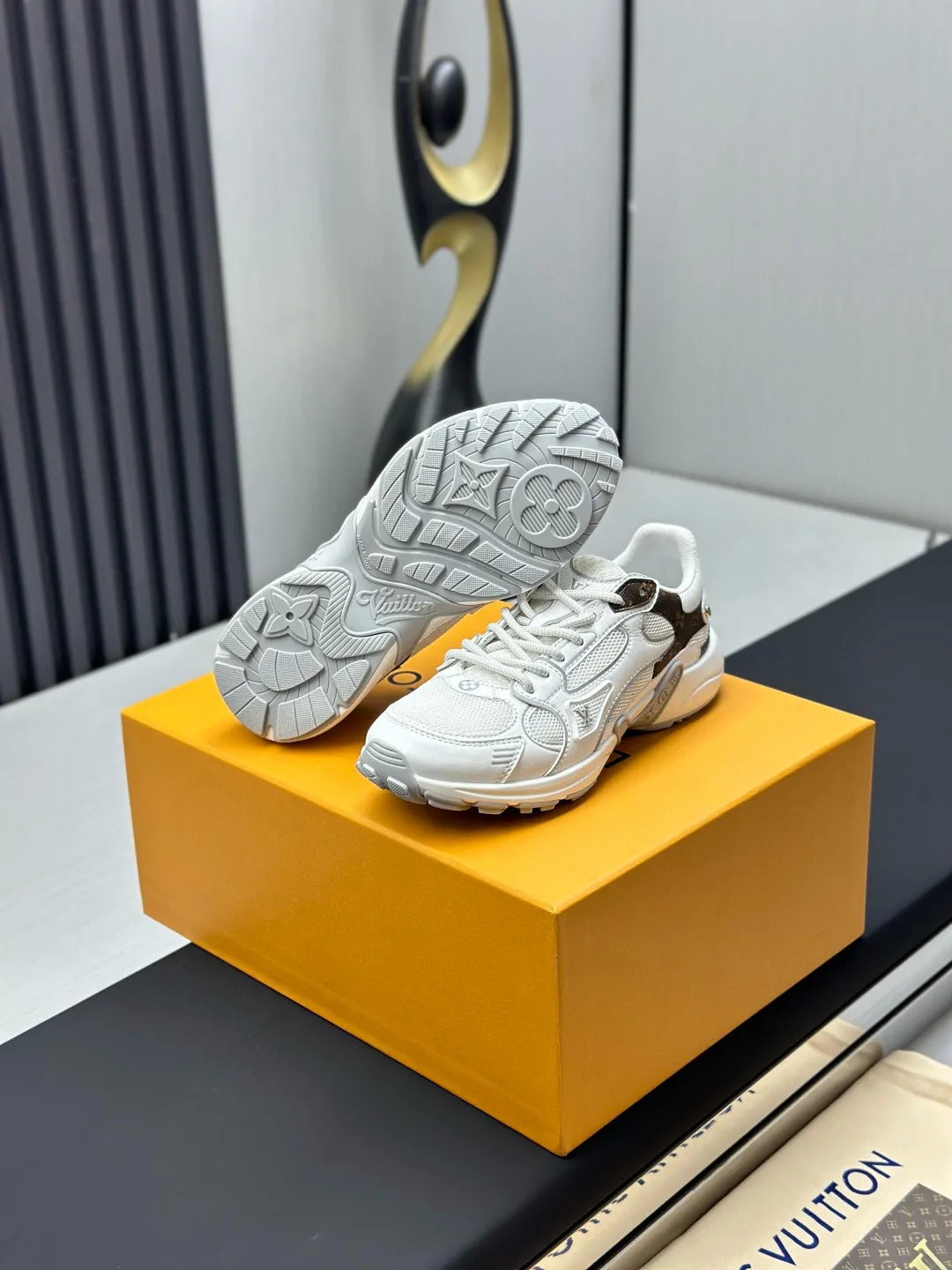 Factory price: 640💰Top version LV-Louis Vuitton-classic catwalk new style original 1:1 developed replica! ! The upper foot is very comfortable. It is made of luxurious materials and fine workmanship. The midsole is printed with English letters "Made in Europe". The upper is made of calfskin imported from Italy. The side is decorated with the brand's LOGO and signature. The latest latex foot pads and mesh lining make the foot feel super comfortable. The original two-color TPU combination outsole is specially provided by the original factory. Bag technology Goodyear stitched edges Fabric: Exclusive custom first-layer cowhide Accessories: Exclusive private model Vuitton logo, lining: Customized silk mesh lining - first-layer silk cowhide lining Outsole: TPU combination outsole wear-resistant, non-slip and anti-yellowing Foot pads: new latex pads-mesh sweat-absorbent Counter technology: fully computerized sewing machine wire drawing Toe box back cover Hot and cold shaping Full set of pull-top last with medium and low logo pattern Counter packaging - Shoelaces, certificates, cards, instructions, certificates of quality, dust bags, the most comprehensive packaging on the entire network, women's models 35-39, men's models 38-46 (38/46 customized, non-refundable!